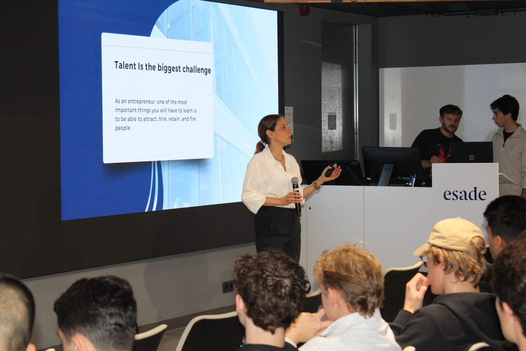 Lorena Prego en el escenario de Esade, con la diapositiva "Talent is the biggest challenge"